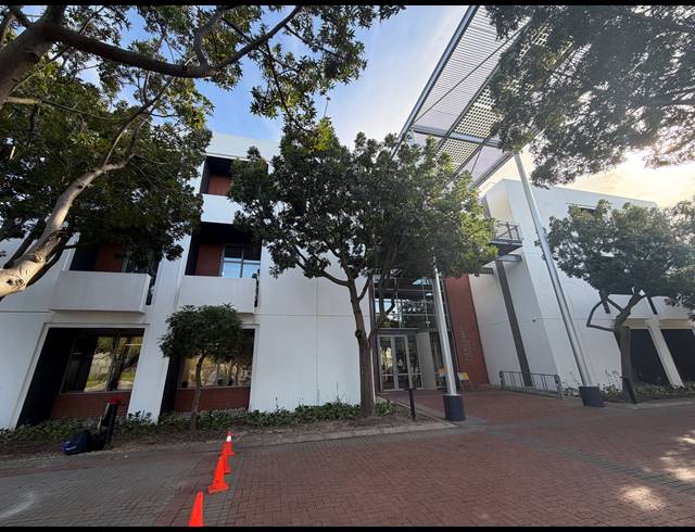 250M² BUILDING TO LET IN FORESHORE